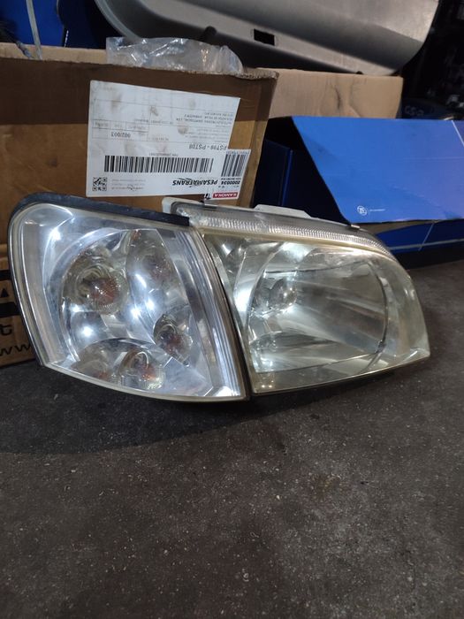 Farol direito Mitsubishi spacestar 2002