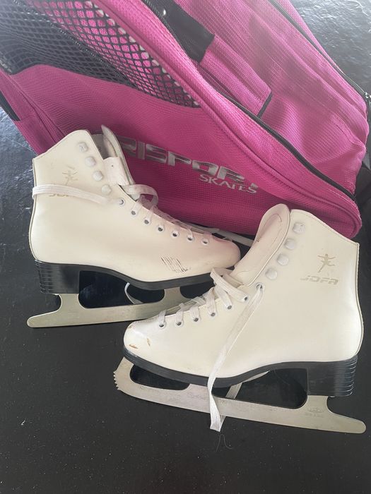 biale łyżwy figurowe jofa z torbą sportową oraz ochraniaczami
