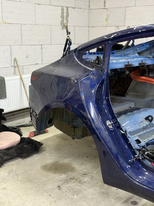 Задня четверть Tesla Model 3 Y