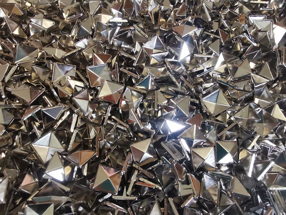 100szt Ćwieki nity piramidki 15x15mm srebrne do torebek pasków kurtek