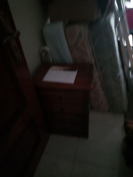 Cedo duas camas de madeira