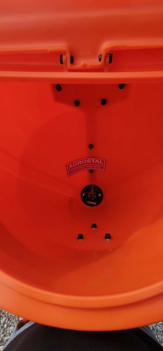 Solarka Dexwal SALTDROG 100l zawieszana lej na hak AGROSTAL