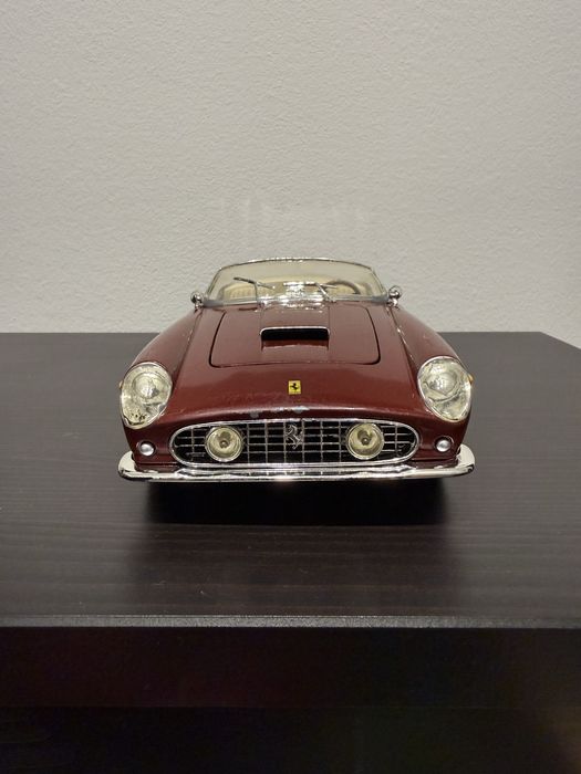 Ferrari 250 GT Califórnia 1/18
