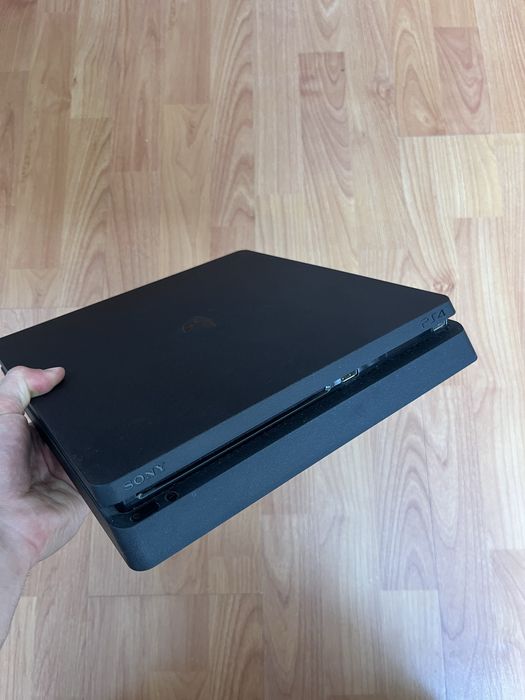 PS4 (500GB) + Comando  + Jogos (5) - Preço Negociável e é possivel compra separada