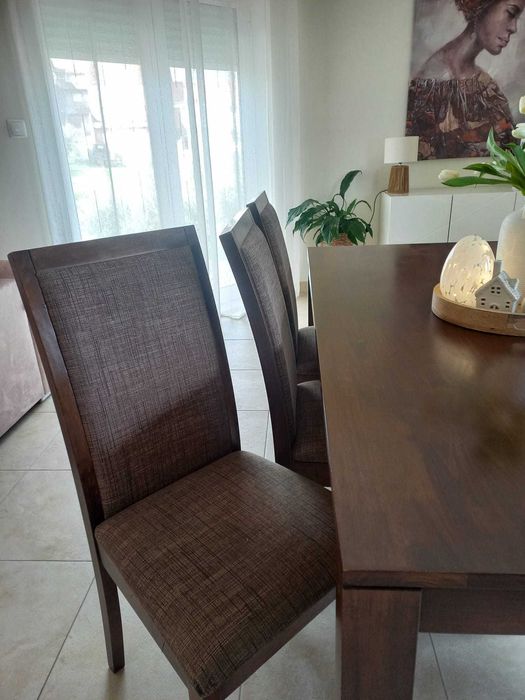 Mesa e cadeiras como novas