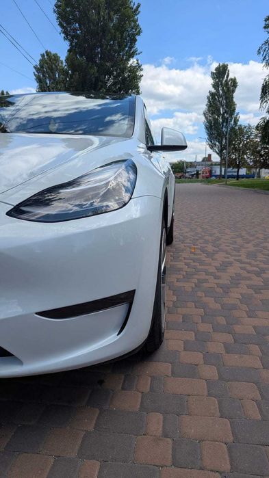 Продаж автомобіля Tesla Model Y 2023 року