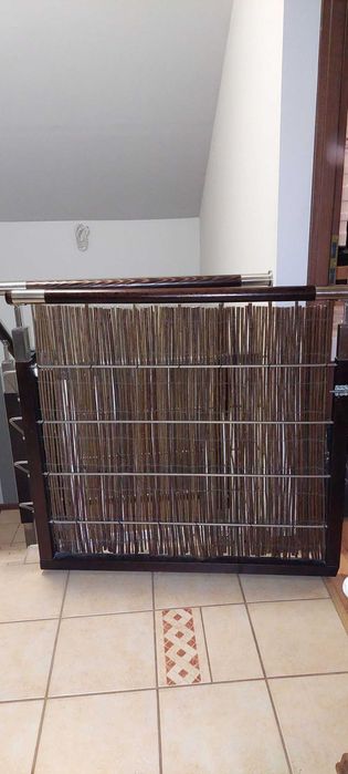 Bramka zabezpieczająca drewniano-metalowa na schodach