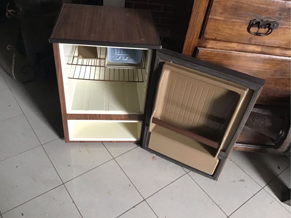 Um frigorifico mini bar para espacos pequenos.Nunca foi usado