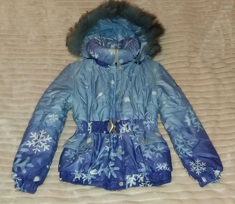 Детская зимняя куртка с поясом и капюшоном