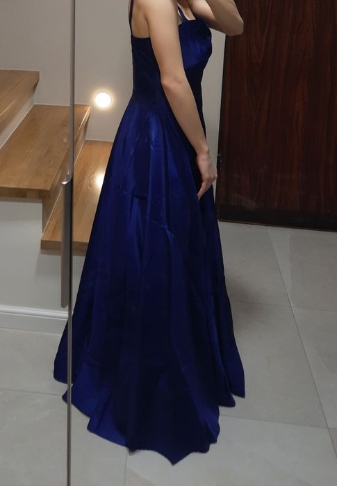 Granatowa balowa sukienka na studniówkę i wieczory