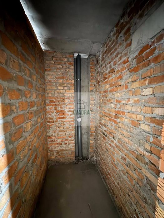 Продам простору 2-кімнатну квартиру у центрі міста