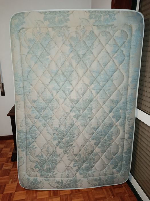 Colchão de molas de casal com 1,83 por 1,33