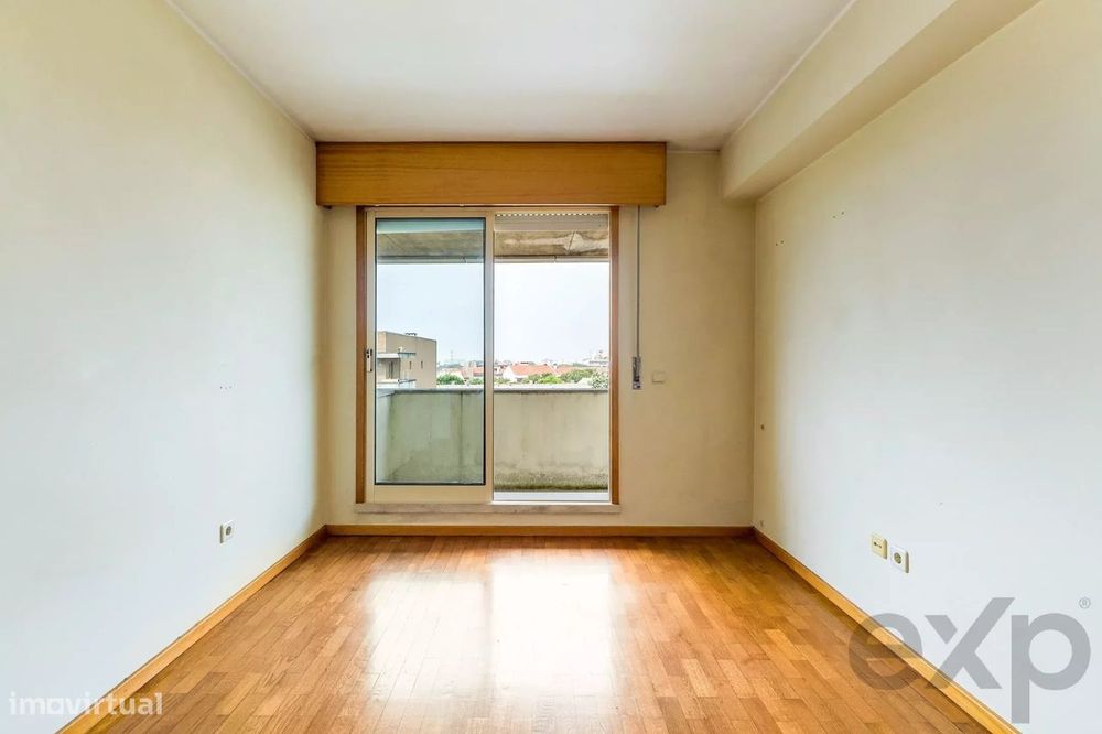 T1 no 4.º e último piso com elevador, varanda poente, garagem e vistas