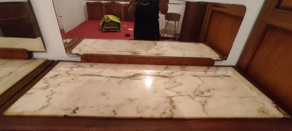 Móveis antigos com mármore