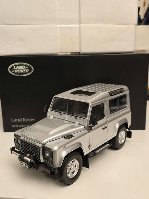 KYOSHO Land Rover Defender 90 Skala 1:18