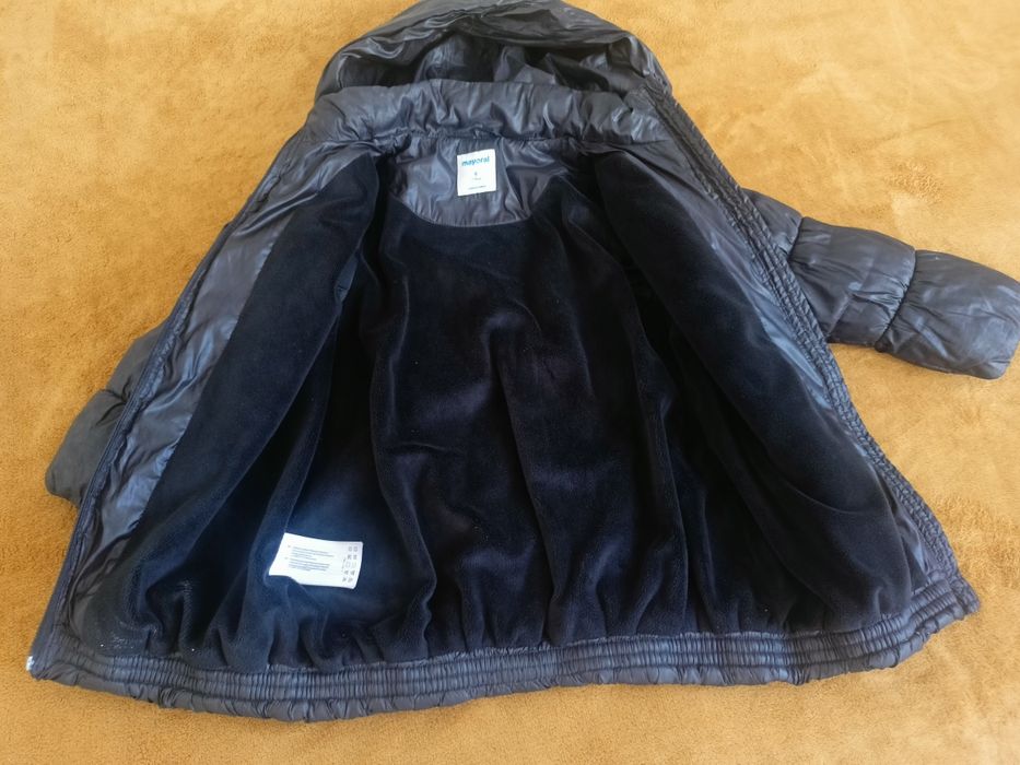casacos, botas e roupa de criança