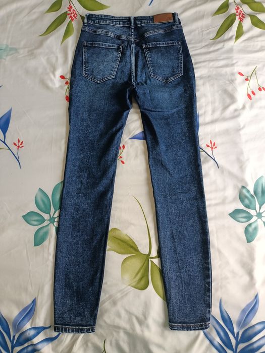 Dżinsy skinny z wysokim stanem przylegające do kostek