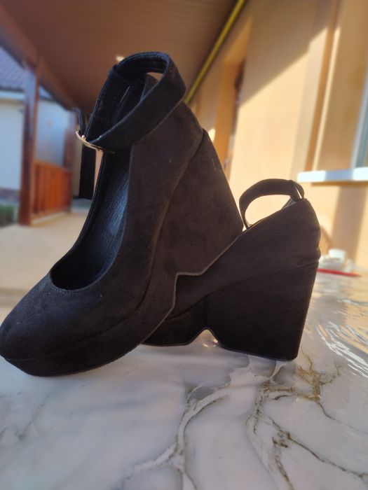 Нові туфлі на танкетці