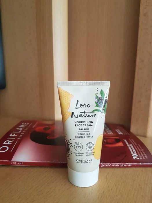 Odżywczy krem do twarzy Love Nature z chia i miodem Oriflame