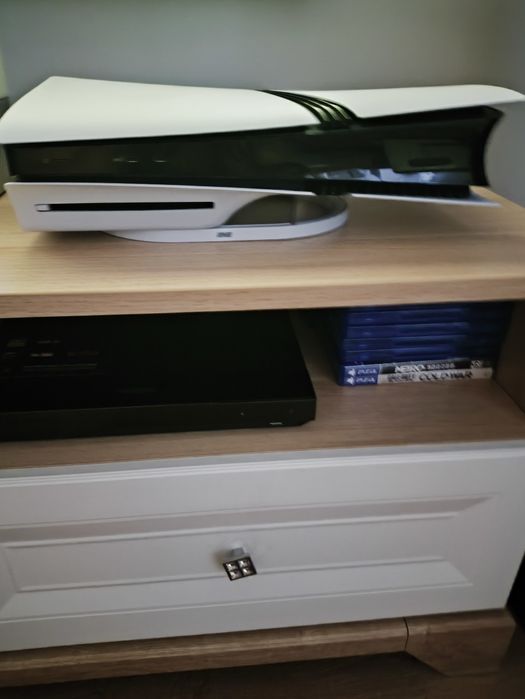 PlayStation PS 5 pro z napędem oraz dodatkową pamięcią 4TB