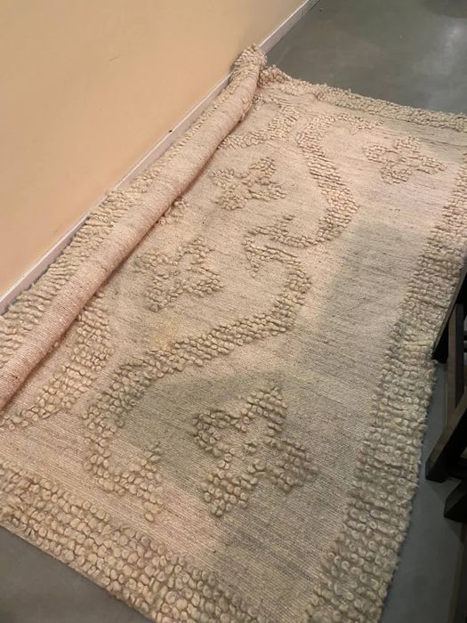 Vendo 3 carpetes artesanais de grandes dimenções  em lã compradas em feira de  artesanato.Uma delas  têm aproximadamente 4,5 metros de comprimento