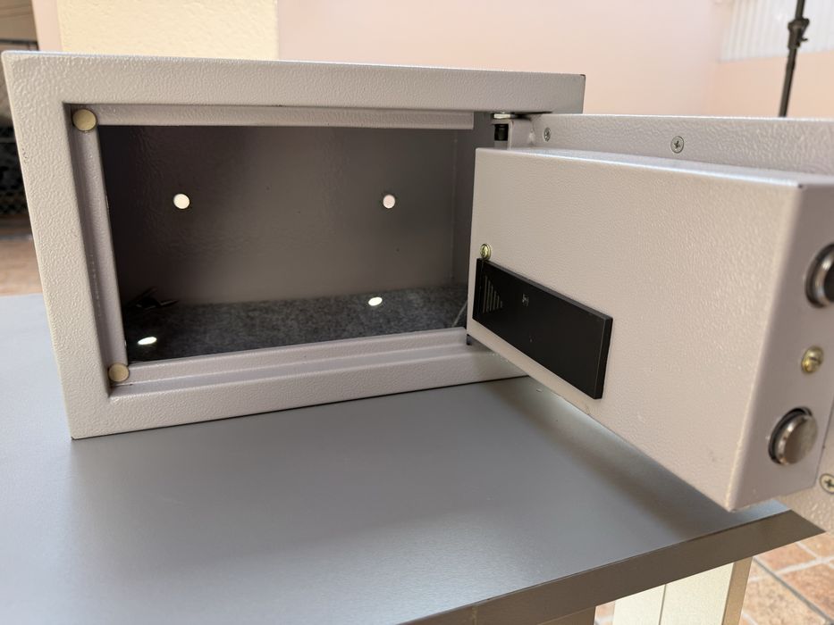Cofre Eletrónico com Código + Chave de Emergência
