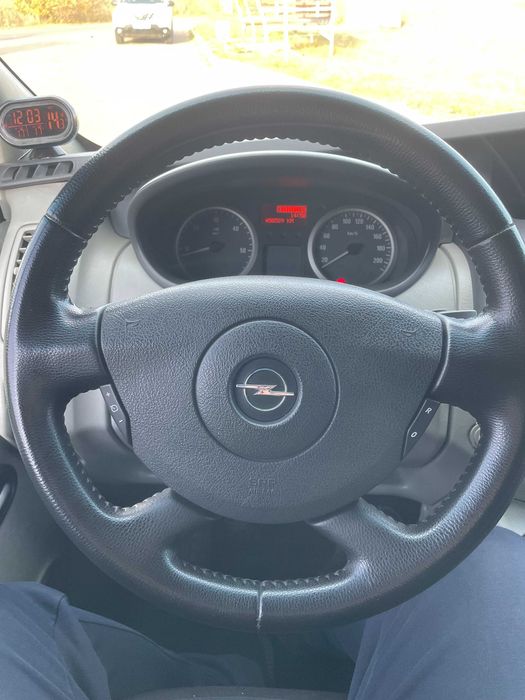 продам мікроавтобус OPEL VIVARO 2013 року