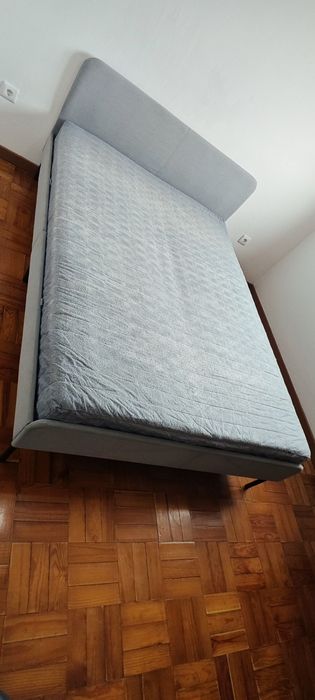 Cama de casal com colchão e estrado