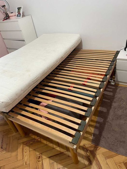 2 camas de solteiro com colchões