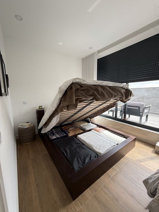 Cama elevatoria e mesas cabeceira
