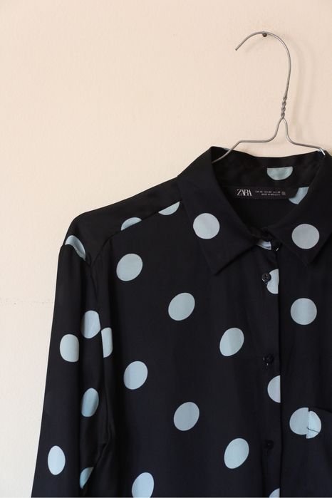 Camisa preta com bolinhas azuis da Zara XS