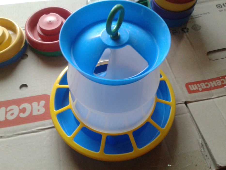 кормушка,поїлки-бункер пластмасова на 5та8літ .кормушки секційні