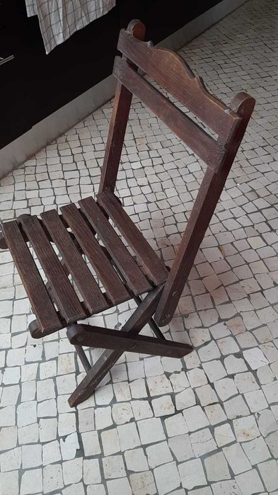 Cadeira muito antiga em madeira