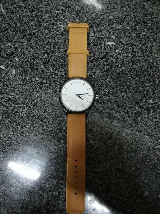 Relógio minimalista em khaki