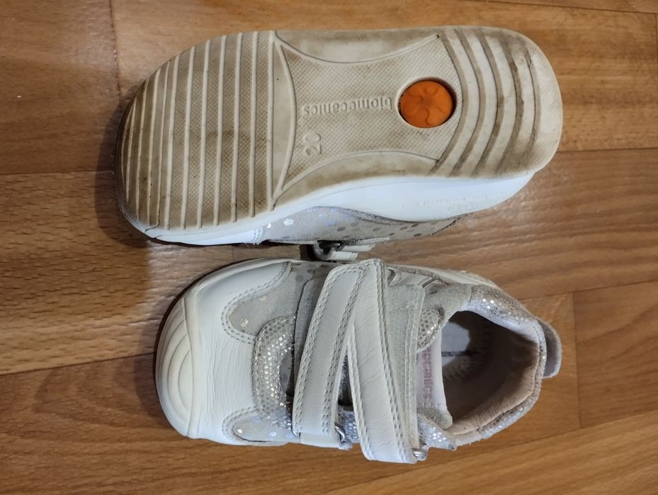 Продам кросівки для дівчинки.