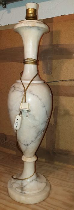 Candeeiro de Pé em Mármore Branco com Alt de cerca de 65 cms