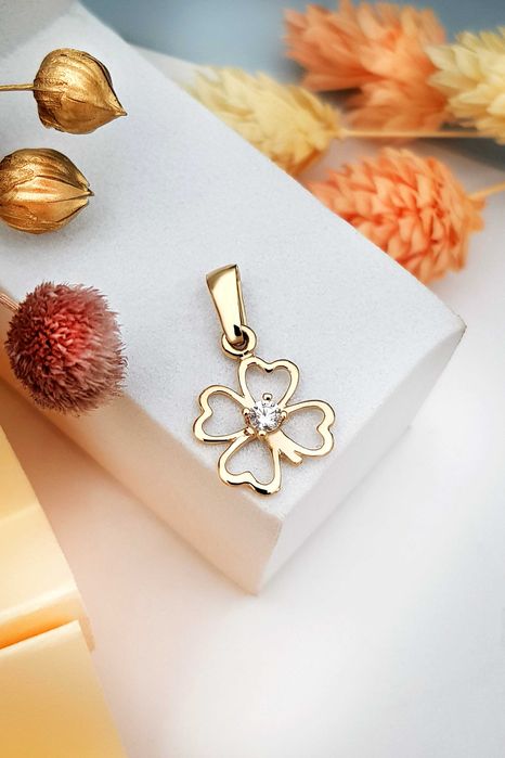 Złota zawieszka do łańcuszka koniczyna z białą centralną cyrkonią pr. 585