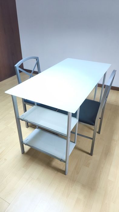 Mesa de vidro com cadeiras