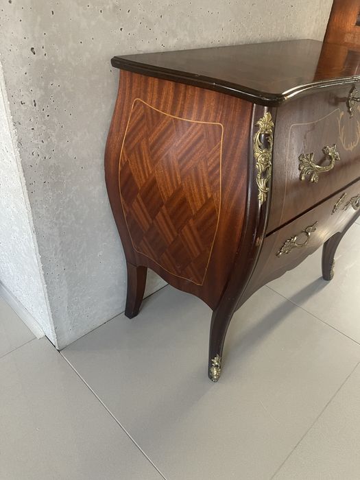 Eleganckie komody w stylu francuskim, ozdobne okucia