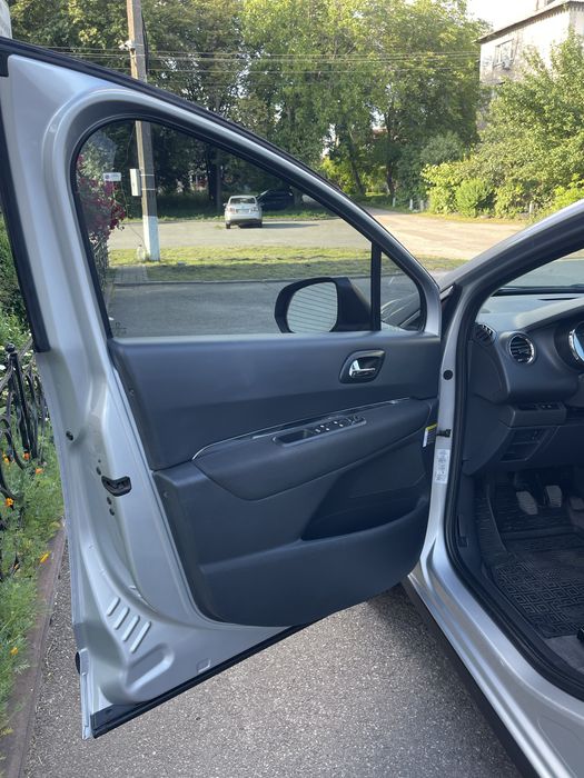 Автомобіль Пежо 3008