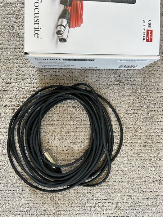 Focusrite Scarlett 2i2 Studio 3rd Gen + Tripé + Cabo XLR 10 m