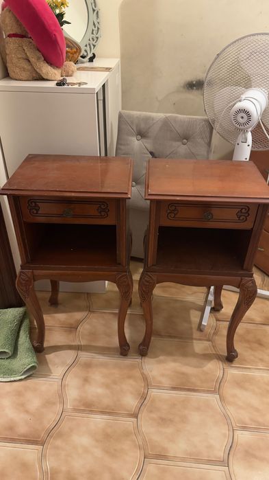 Cama e mesinhas de cabeceira