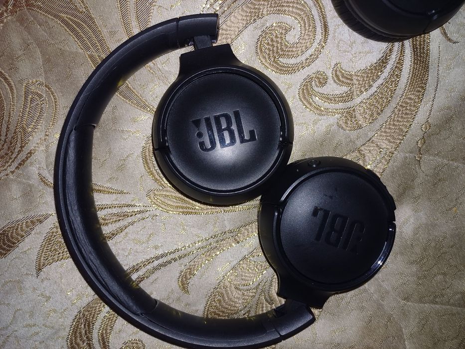 Продам беспроводные наушники jbl