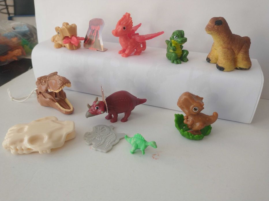 Figurki Kinder Smoki i Dinozaury (9szt)