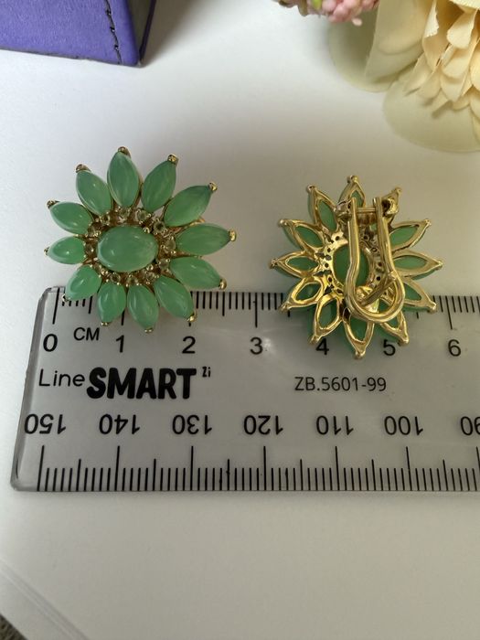 Золотые серьги с нефритом
