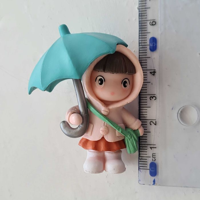 Миниатюрная игрушка, девочка с зонтиком