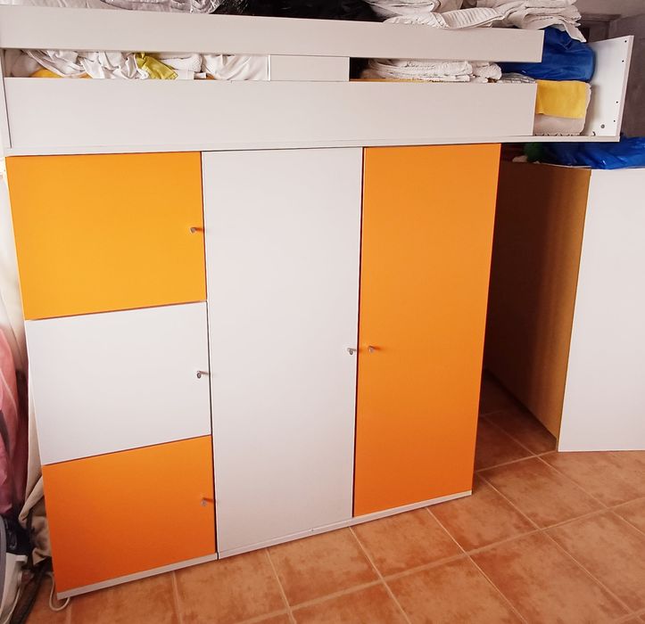 Beliche com arrumação e colchões