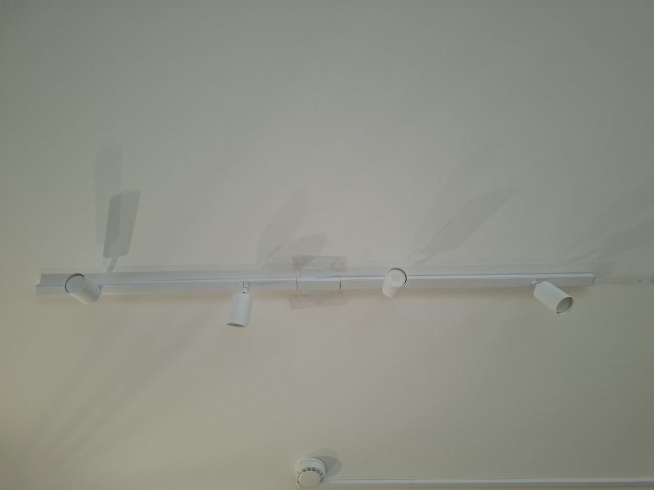 Foco branco com lampadas led de teto