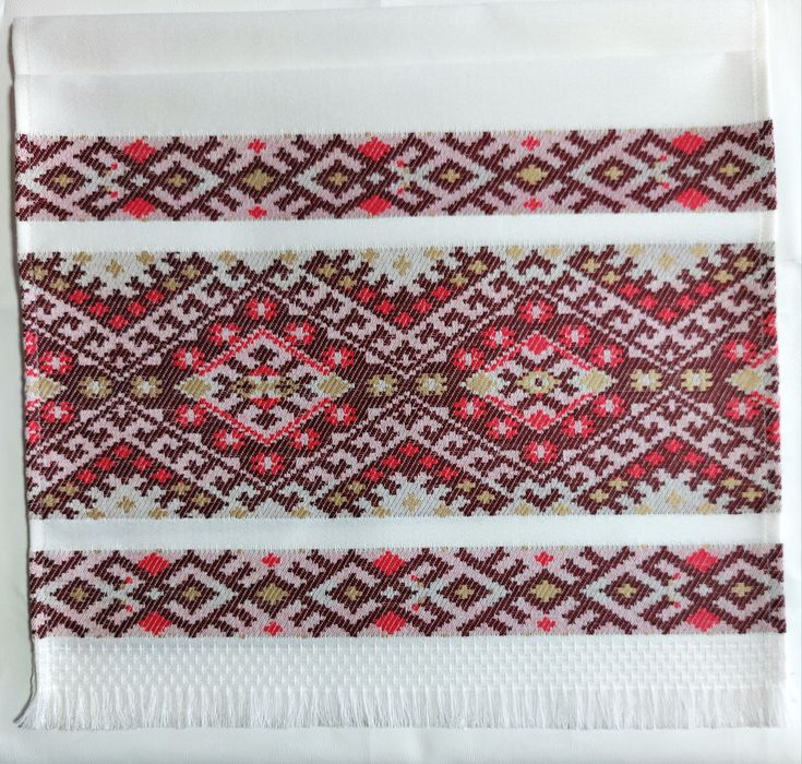 Рушник лняний в білому кольорі. Розмір 94х39 з візерунком