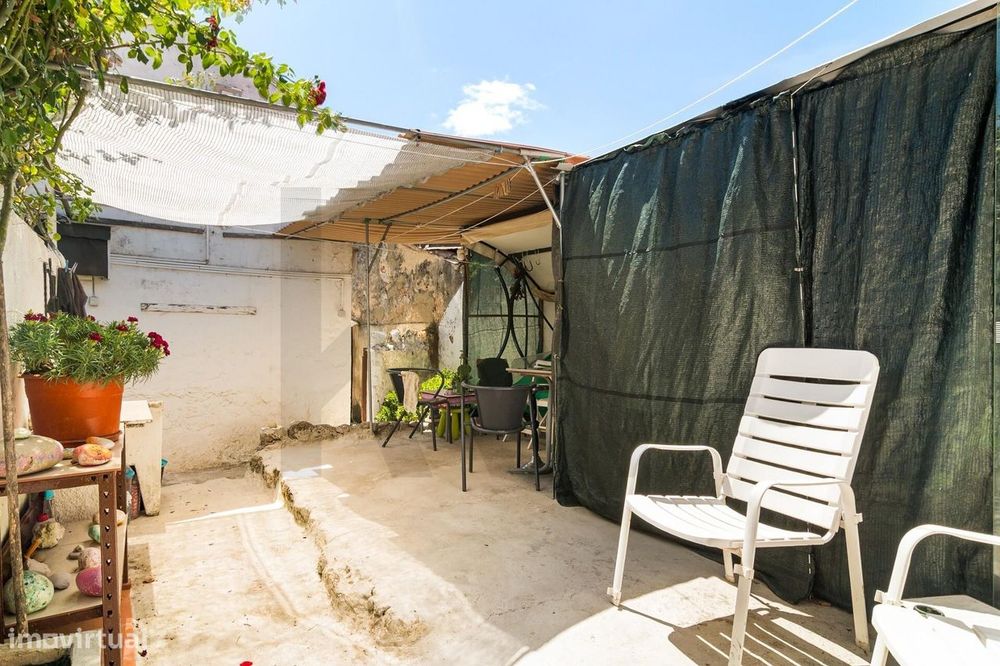 Prédio para Obras no Campo das Amoreiras, em Santa Clara – Lisboa